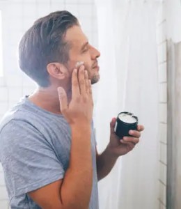Soin du visage : pourquoi est-il important d'hydrater sa peau quand on est un homme ?